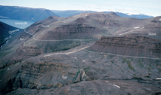 Fig. 54 Characteristic brown, massive lava flows of the Nuuit Member overlying thinner and more variable lava flows of the Tunuarsuk Member (Tun). Northern Svartenhuk Halvø with the Qooroq valley to the left, looking north towards the Umiiarfik fjord. Photo: Asger Ken Pedersen.