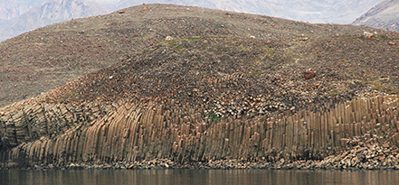 Fig. 55 Thick lava flow with a 20–25 m high colonnade with bent column tops. Nuuit Member at Asungasungaa, west coast of Qulassivik peninsula, 9 km east of the Kangersuatsiaq (Prøven) settlement. Photo: Asger Ken Pedersen.