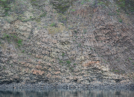 Fig. 56 Multi-tiered columns in a thick, ponded lava flow, probably the same flow as in Fig. 55. Height of section 20–30 m. Nuuit Member at Asungasungaa, west coast of Qulassivik peninsula, 9 km east of the Kangersuatsiaq (Prøven) settlement. Photo: Asger Ken Pedersen.
