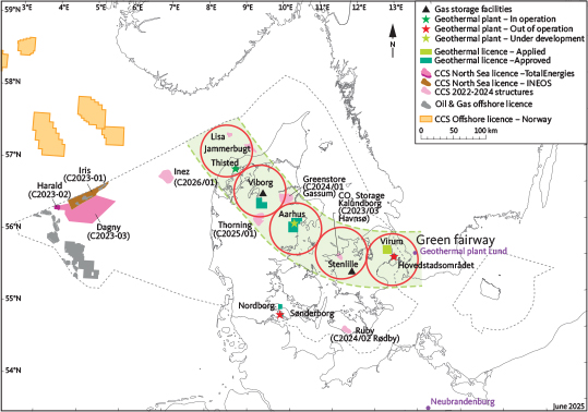 Fig. 2 Licensed areas for oil and gas production, CO<sub>2</sub> storage sites (licensed and proposed), geothermal energy extraction sites (active, inactive and under development/exploration licence) and natural gas storage facilities in Denmark, Norway and Sweden. For stratigraphical targets, see Fig. 1. The five red circles (radius 40 km) highlight the ‘Green Fairway’ across Denmark with dense subsurface activities where a mixture of geothermal and CO<sub>2</sub> storage sites, each within approximately 40 km distance of each other, co-occur and where subsurface pressure management is particularly relevant. Updated in June 2025.