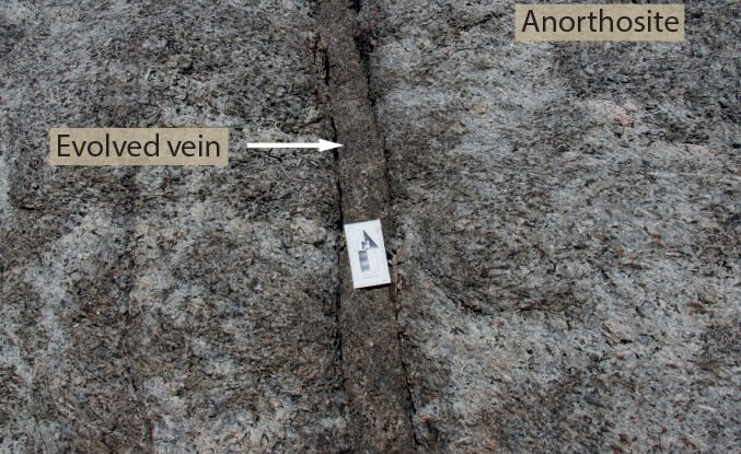 Photo of an evolved vein in anorthosite